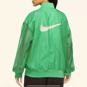 Nike sportswear essential woven varsity Green Sz. Large